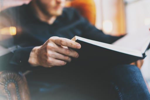 Человек читающий по рукам. Человек читающий по рукам. Парень с книгой эстетика. Мужчина с книгой. Мужчина с книгой в руках.